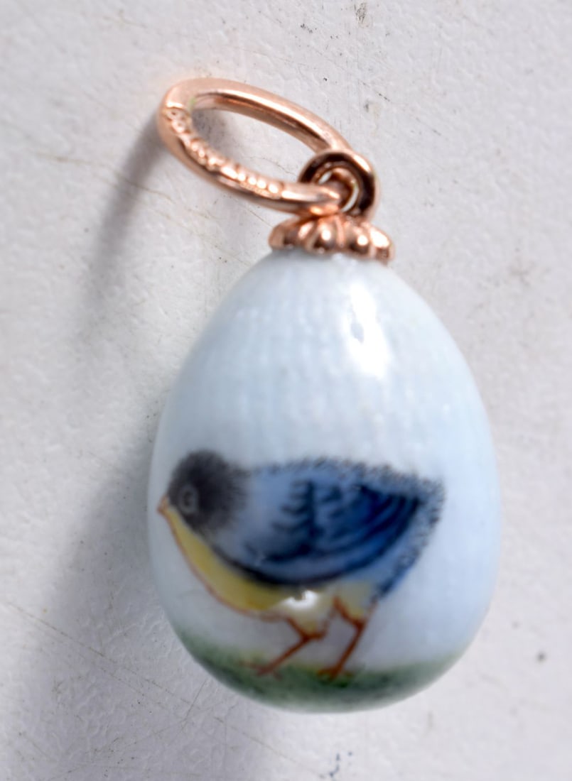 A 14CT GOLD AND ENAMEL PENDANT. 3.8 grams. 2 cm x 1.25cm. (1 of 3)