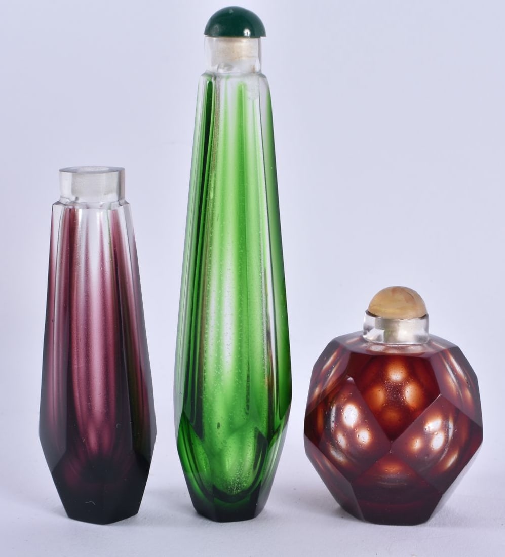 THREE 19TH CENTURY CHINESE HONEYCOMB GLASS SNUFF BOTTLES Qing. Largest 12 cm long. (3): THREE 19TH CENTURY CHINESE HONEYCOMB GLASS SNUFF BOTTLES Qing. Largest 12 cm long. (3)