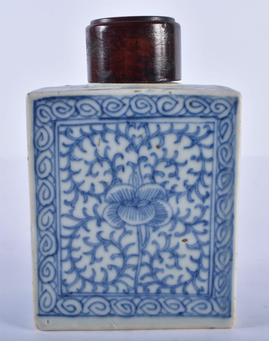 A 19TH CENTURY CHINESE BLUE AND WHITE PORCELAIN TEA CADDY AND COVER Qing. 14 cm x 8.5 cm.: A 19TH CENTURY CHINESE BLUE AND WHITE PORCELAIN TEA CADDY AND COVER Qing. 14 cm x 8.5 cm.