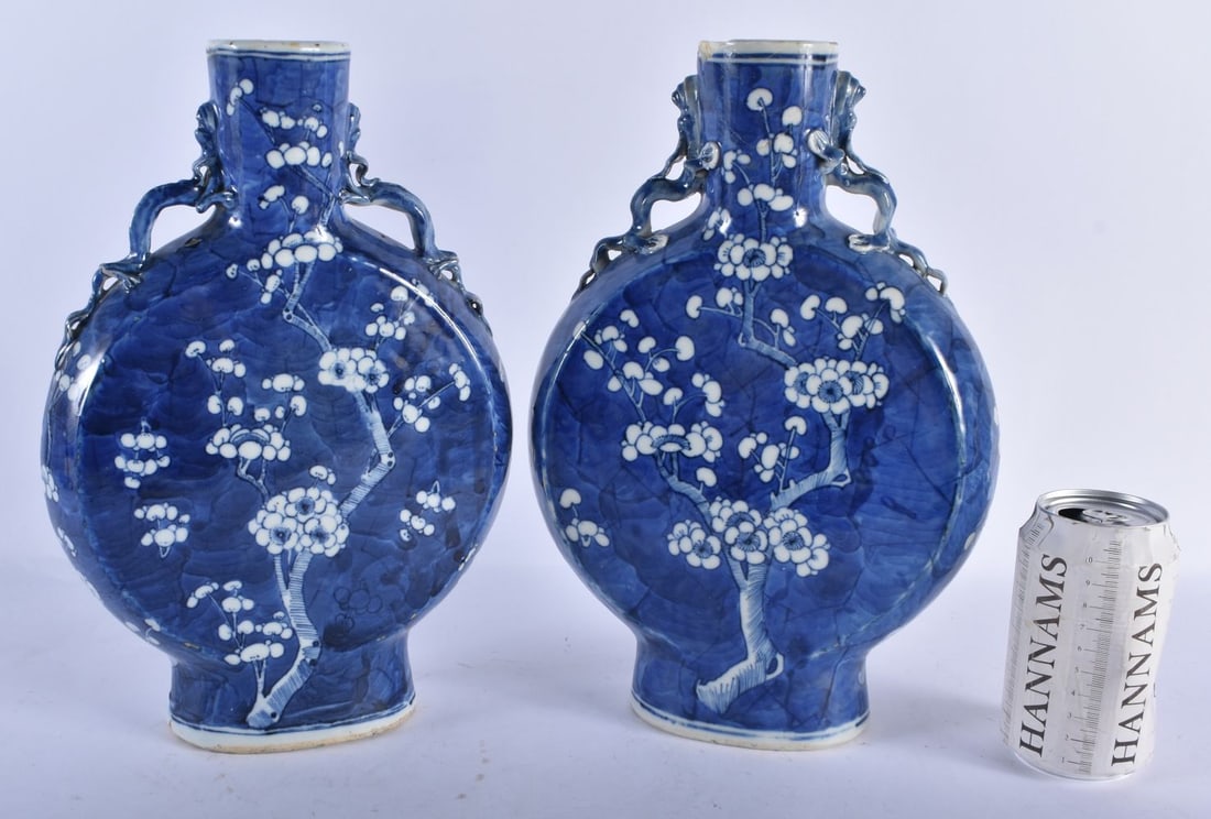 A LARGE PAIR OF 19TH CENTURY CHINESE BLUE AND WHITE PORCELAIN MOON FLASKS bearing Kangxi marks to ba: A LARGE PAIR OF 19TH CENTURY CHINESE BLUE AND WHITE PORCELAIN MOON FLASKS bearing Kangxi marks to base. 30 cm x 18 cm.