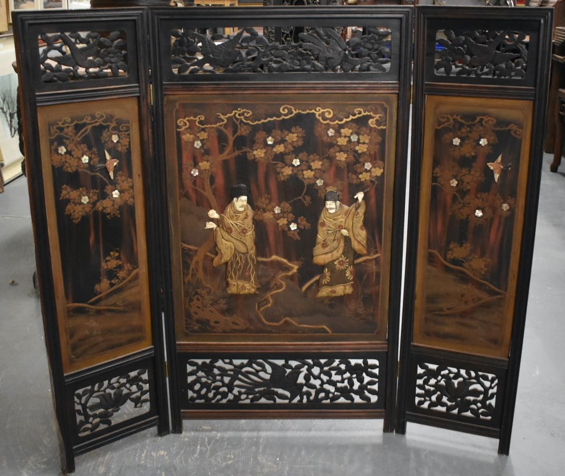 A 19TH CENTURY JAPANESE MEIJI PERIOD SHIBAYAMA LACQUERED FOLDING SCREEN decorated with figures. 105 (1 of 5)