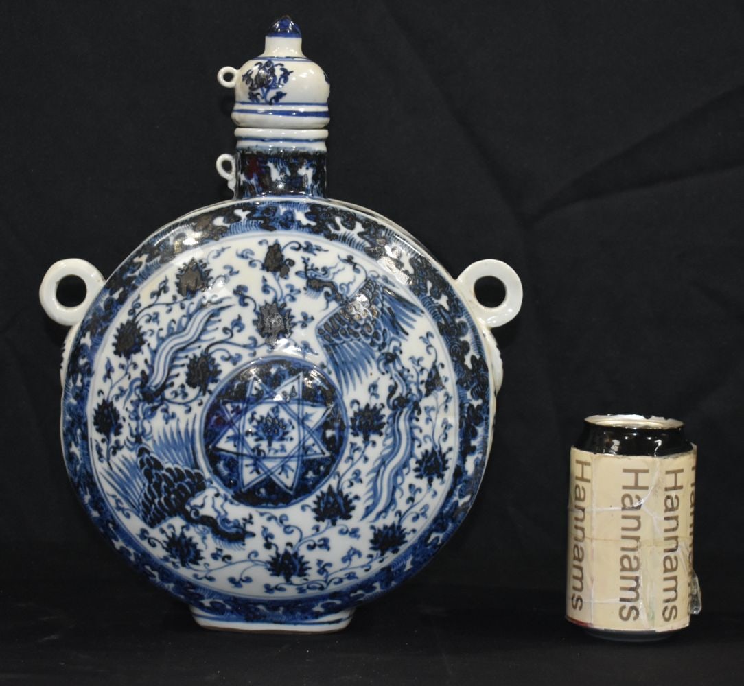 A Chinese porcelain blue and white Pilgrim flask decorated with Phoenix and foliage 33 cm.: A Chinese porcelain blue and white Pilgrim flask decorated with Phoenix and foliage 33 cm.