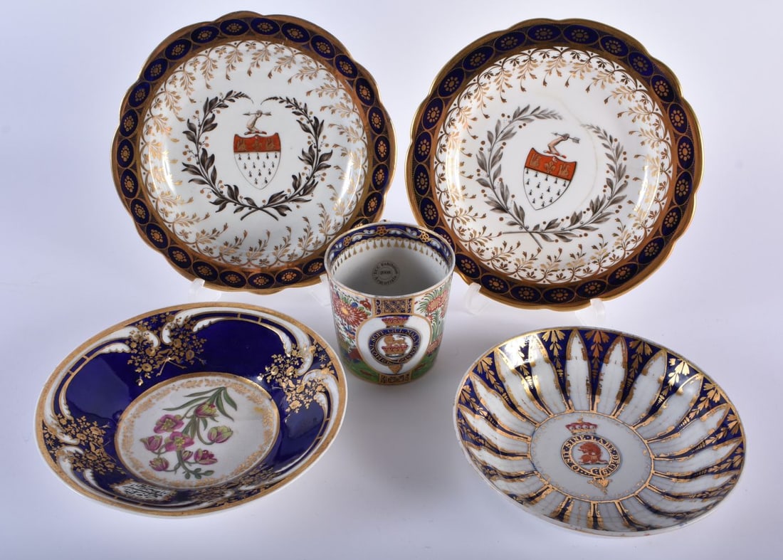 A FINE EARLY 19TH CENTURY CHAMBERALAINS WORCESTER ARMORIAL CUP together with a pair of similar dishe (1 of 12)