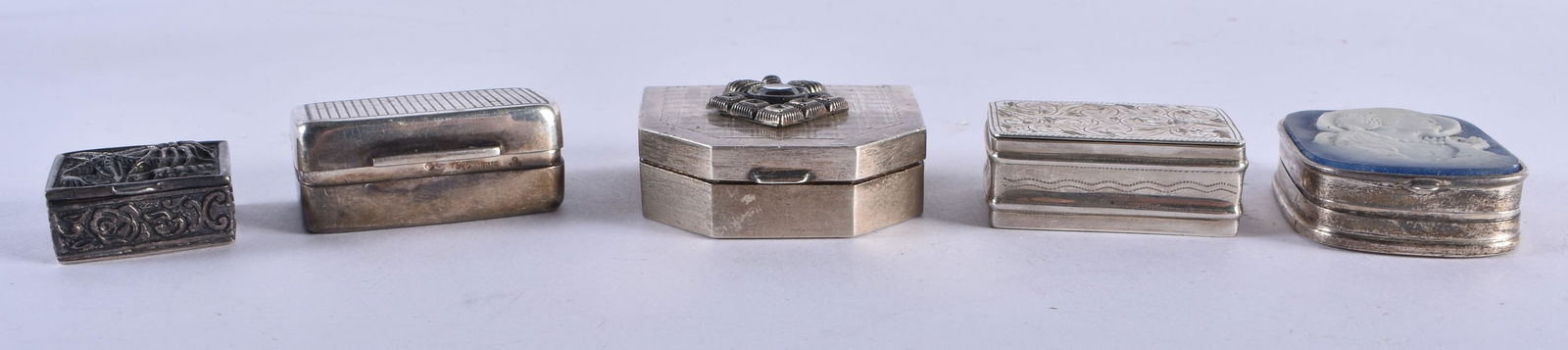 FIVE VINTAGE SILVER BOXES. 127.3 grams. 4.75 cm x 4.5 cm. (5): FIVE VINTAGE SILVER BOXES. 127.3 grams. 4.75 cm x 4.5 cm. (5)