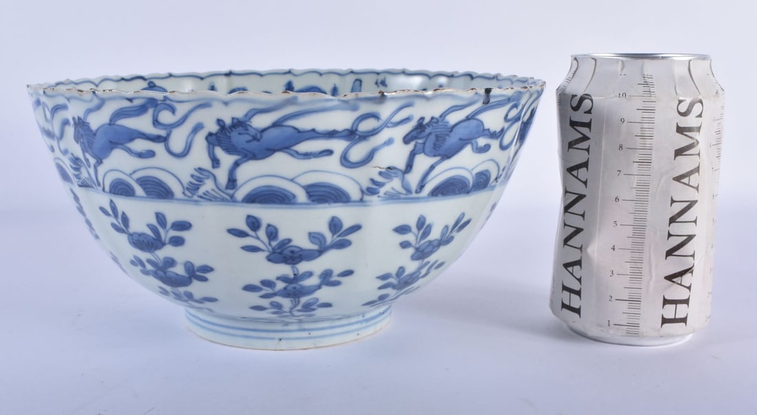 A GOOD 17TH CENTURY CHINESE BLUE AND WHITE PORCELAIN BARBED BOWL Kangxi, the interior painted with I (1 of 5)
