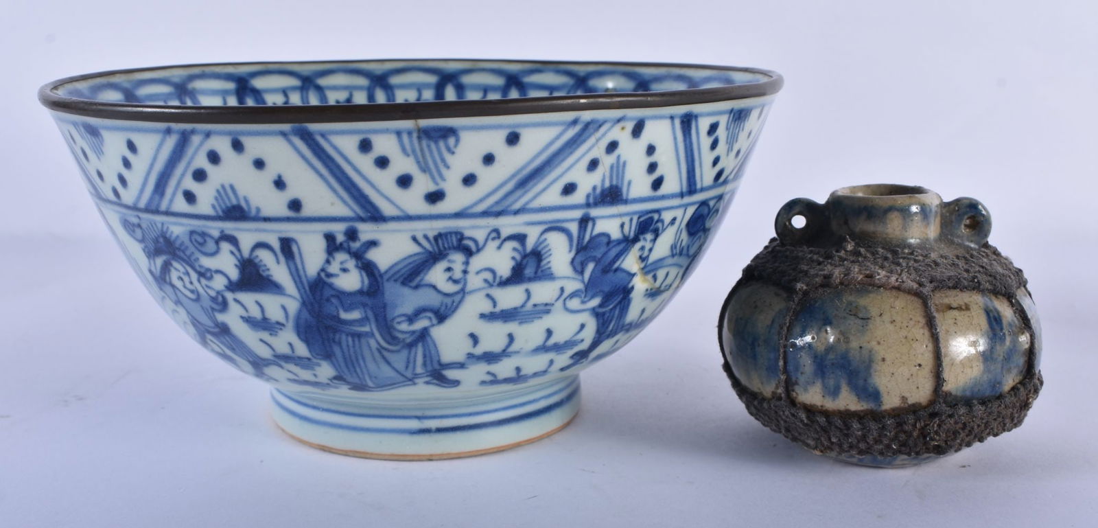 A 17TH/18TH CENTURY CHINESE BLUE AND WHITE PORCELAIN BOWL Ming/Qing, painted with a fierce dragon to (1 of 9)
