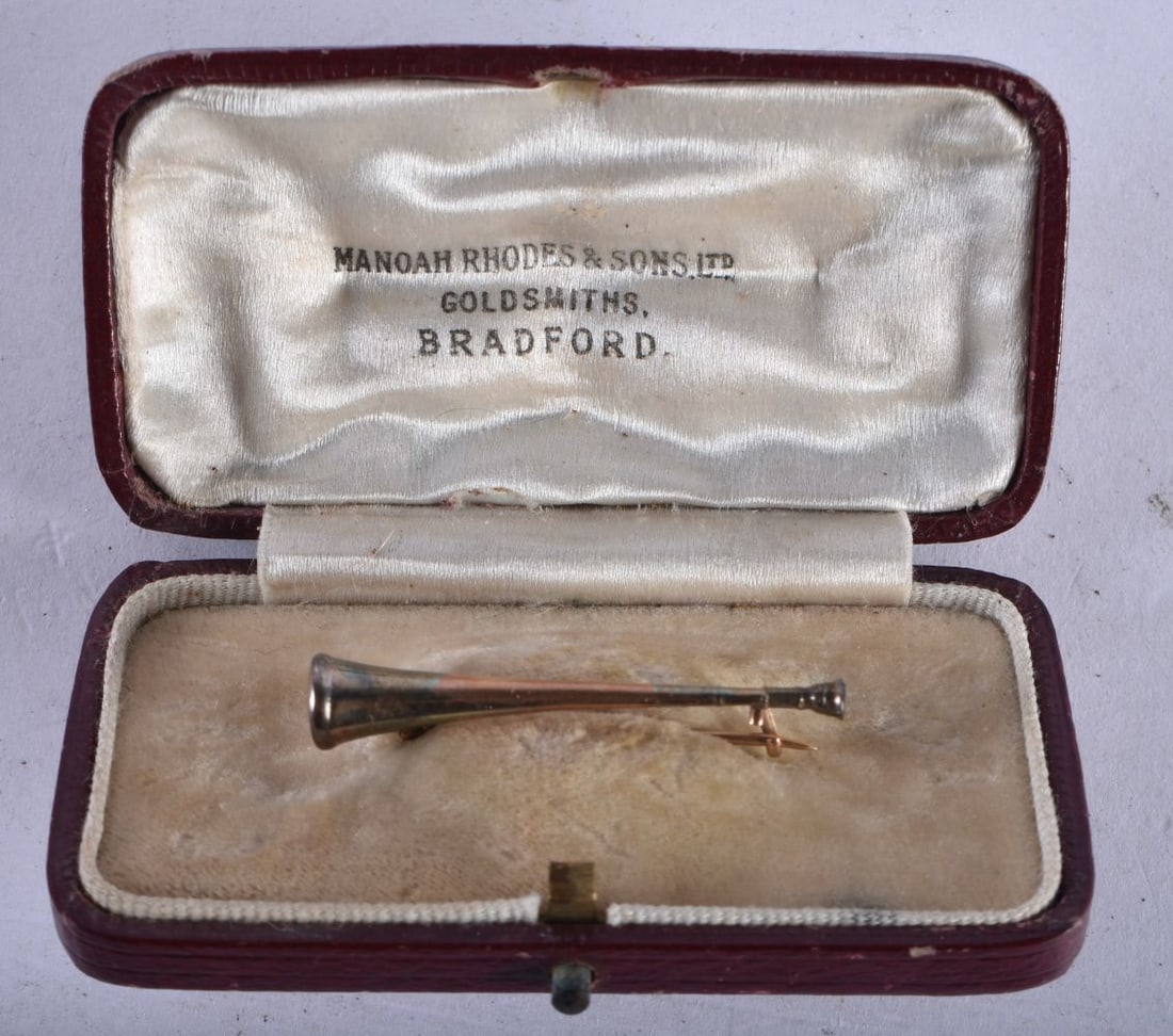 A Hunting Horn Bar Brooch in a Fitted Case.  3.8cm x 1cm, weight 1g. (1 of 3)