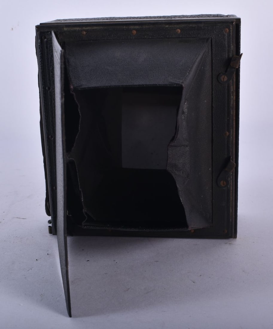 Unbranded Antique Camera w/ Red Bellows & Extra Rapid - Aplanat F:8 Lens. 11.5 cm x 13.25 cm.: Unbranded Antique Camera w/ Red Bellows & Extra Rapid - Aplanat F:8 Lens. 11.5 cm x 13.25 cm.