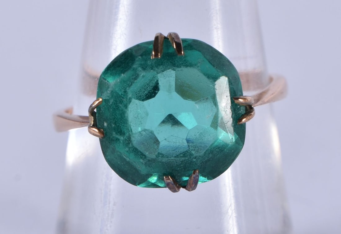 A 9 Carat Gold Gem Set Ring.  Stamped 9CT, Size P/Q, weight 2.9g (1 of 5)