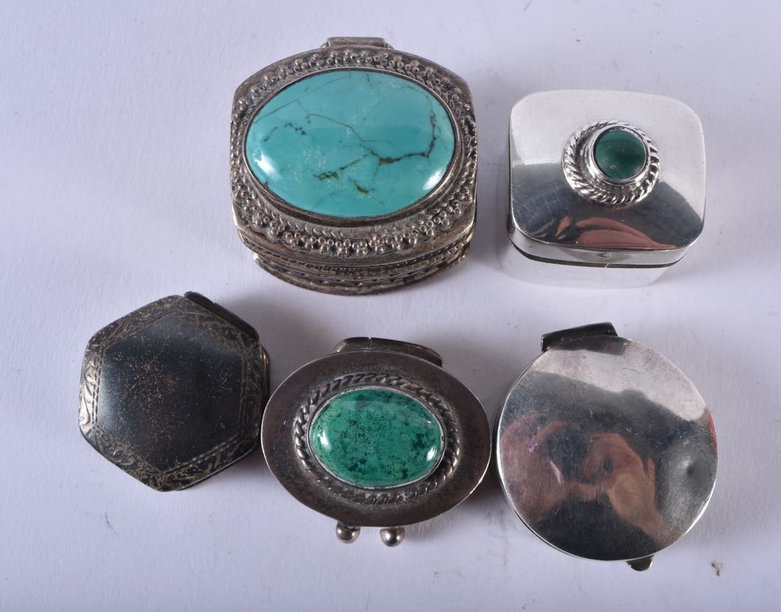 Five Silver Pill Boxes. Stamped 925. Largest 3.4cm x 3.2cm x 3.2cm, total weight 103.5g (5): Five Silver Pill Boxes. Stamped 925. Largest 3.4cm x 3.2cm x 3.2cm, total weight 103.5g (5)