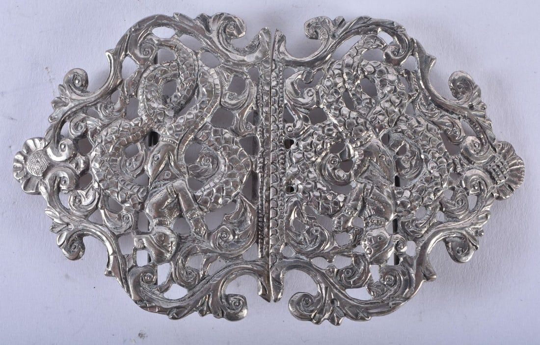 A Continental Silver Belt Buckle with Eastern Design. 10cm x 5.8cm, weight 49.1g: A Continental Silver Belt Buckle with Eastern Design. 10cm x 5.8cm, weight 49.1g