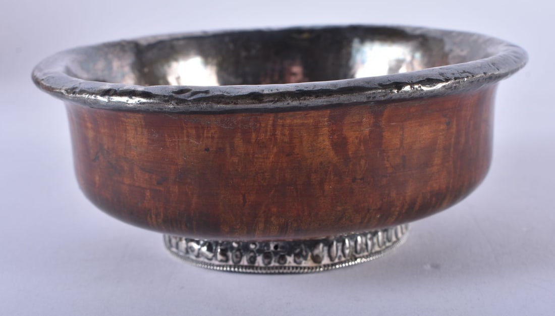 A Wooden Bowl with Hammered Silver Inner and Base Rim. 12.4cm x 4.8cm, weight 139.5g: A Wooden Bowl with Hammered Silver Inner and Base Rim. 12.4cm x 4.8cm, weight 139.5g