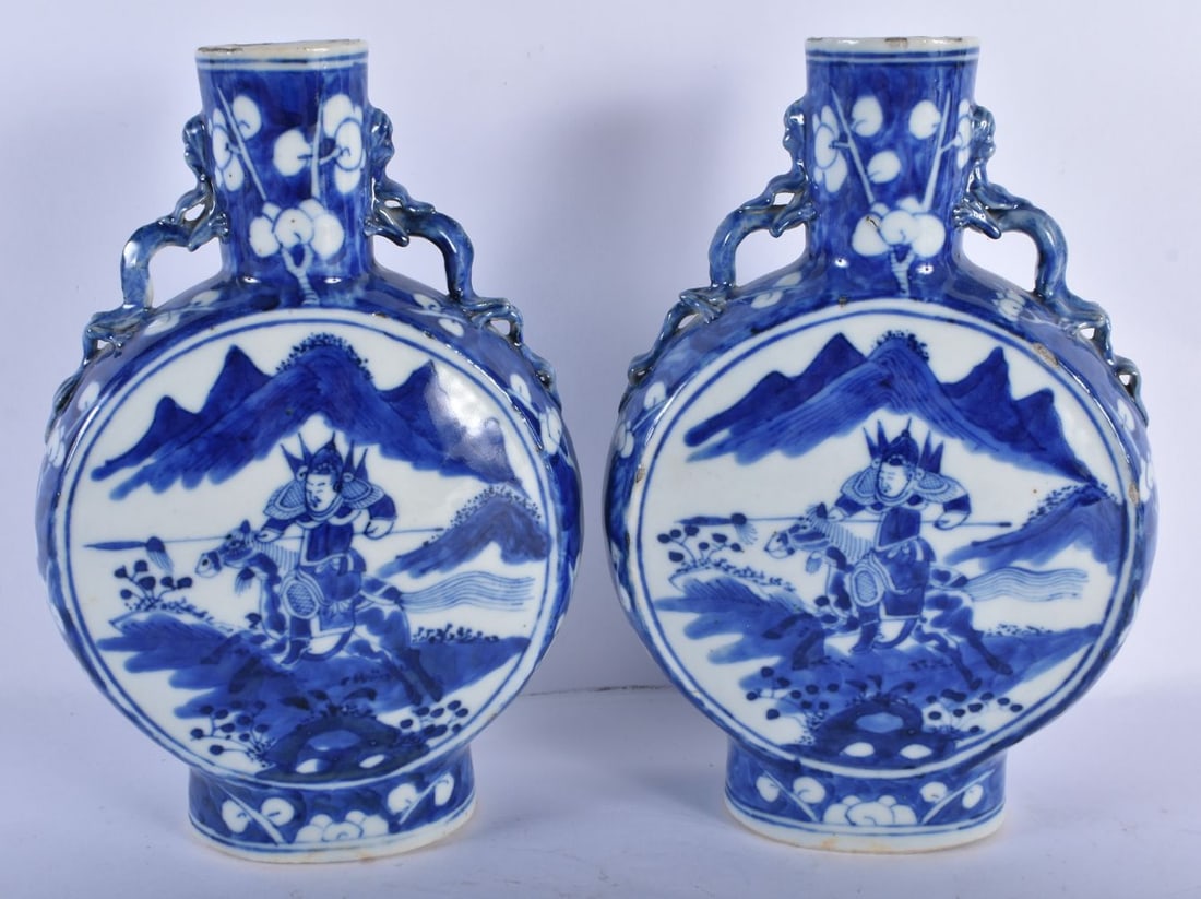 A PAIR OF 19TH CENTURY CHINESE BLUE AND WHITE PILGRIM FLASKS bearing Kangxi marks to base, painted w: A PAIR OF 19TH CENTURY CHINESE BLUE AND WHITE PILGRIM FLASKS bearing Kangxi marks to base, painted with warriors within a landscape. 21 cm x 14 cm.