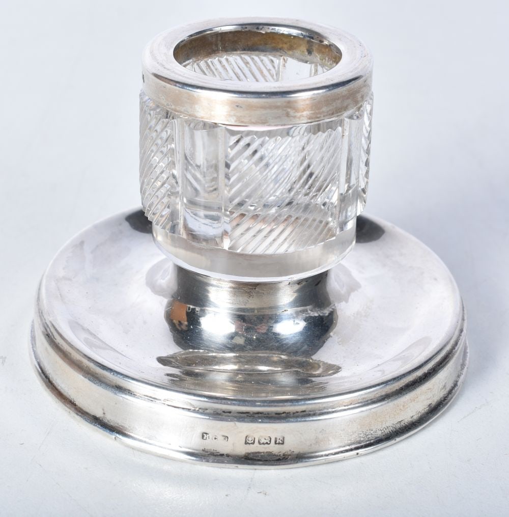 A GEORGE V SILVER AND GLASS MATCH STRIKER. Birmingham 1910. 280.5 grams overall. 9.5 cm x 6.75 cm.: A GEORGE V SILVER AND GLASS MATCH STRIKER. Birmingham 1910. 280.5 grams overall. 9.5 cm x 6.75 cm.