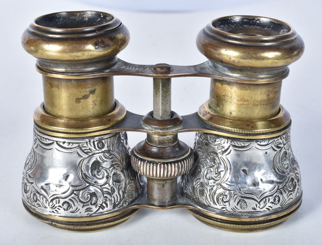 A PAIR OF VICTORIAN SILVER BODIED OPERA GLASSES. 11.5 cm x 7.5 cm.: A PAIR OF VICTORIAN SILVER BODIED OPERA GLASSES. 11.5 cm x 7.5 cm.