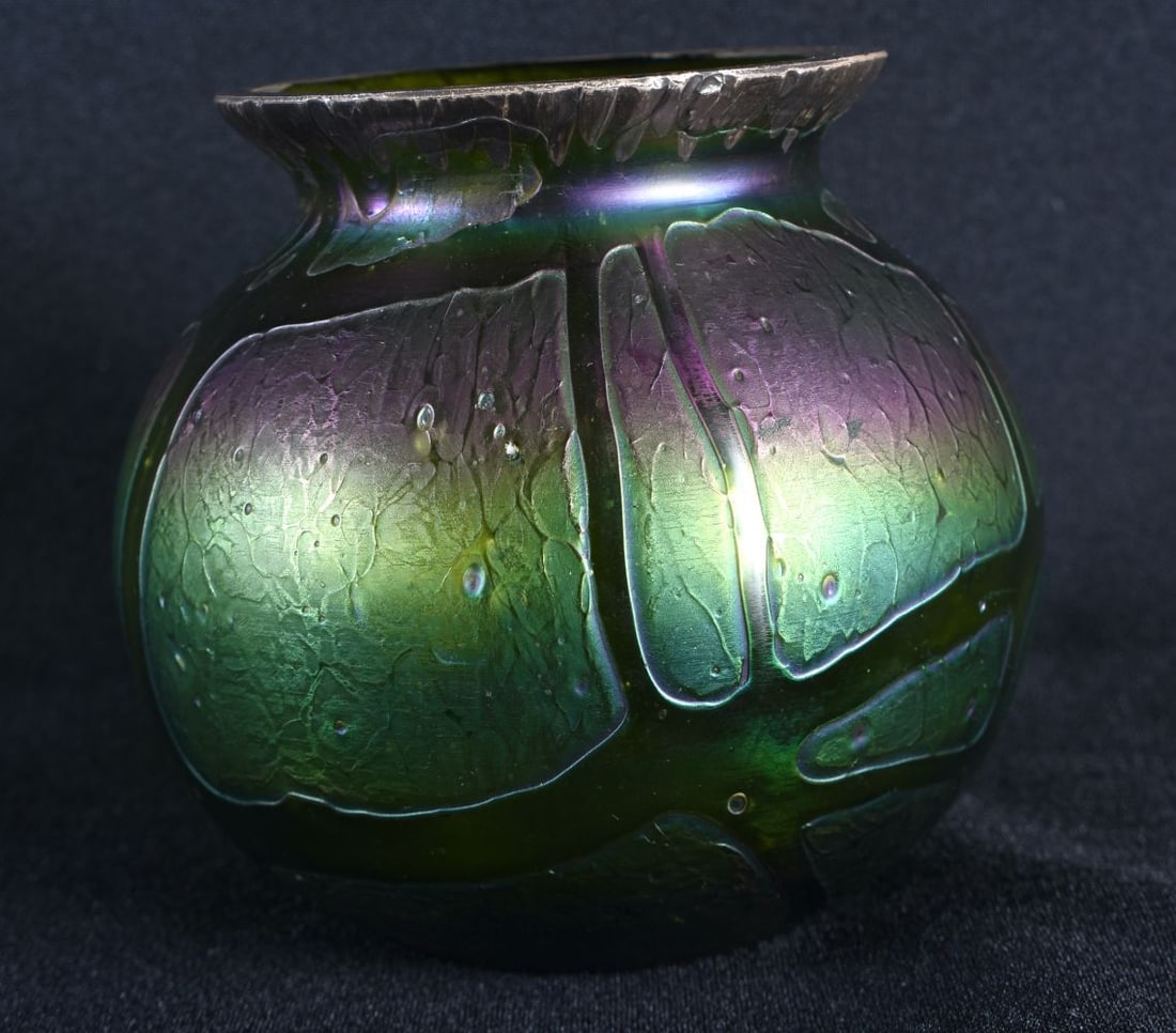 AN AUSTRIAN IRIDESCENT LOETZ GLASS VASE. 9 cm x 9 cm.: AN AUSTRIAN IRIDESCENT LOETZ GLASS VASE. 9 cm x 9 cm.
