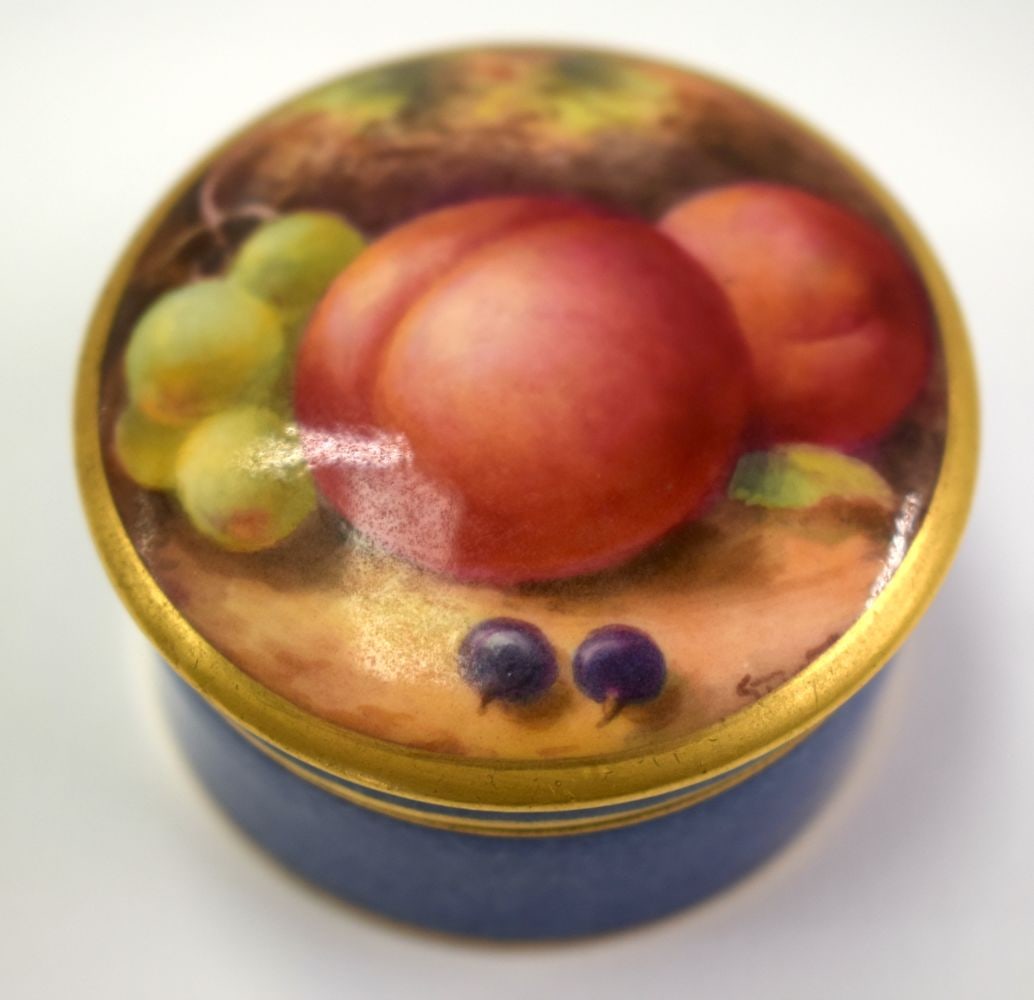Royal Worcester pill box and cover of circular shape painted with fruit by Stinton, signed, signatur: Royal Worcester pill box and cover of circular shape painted with fruit by Stinton, signed, signature partially obscured by gilded border, date mark 1938. 3cm high