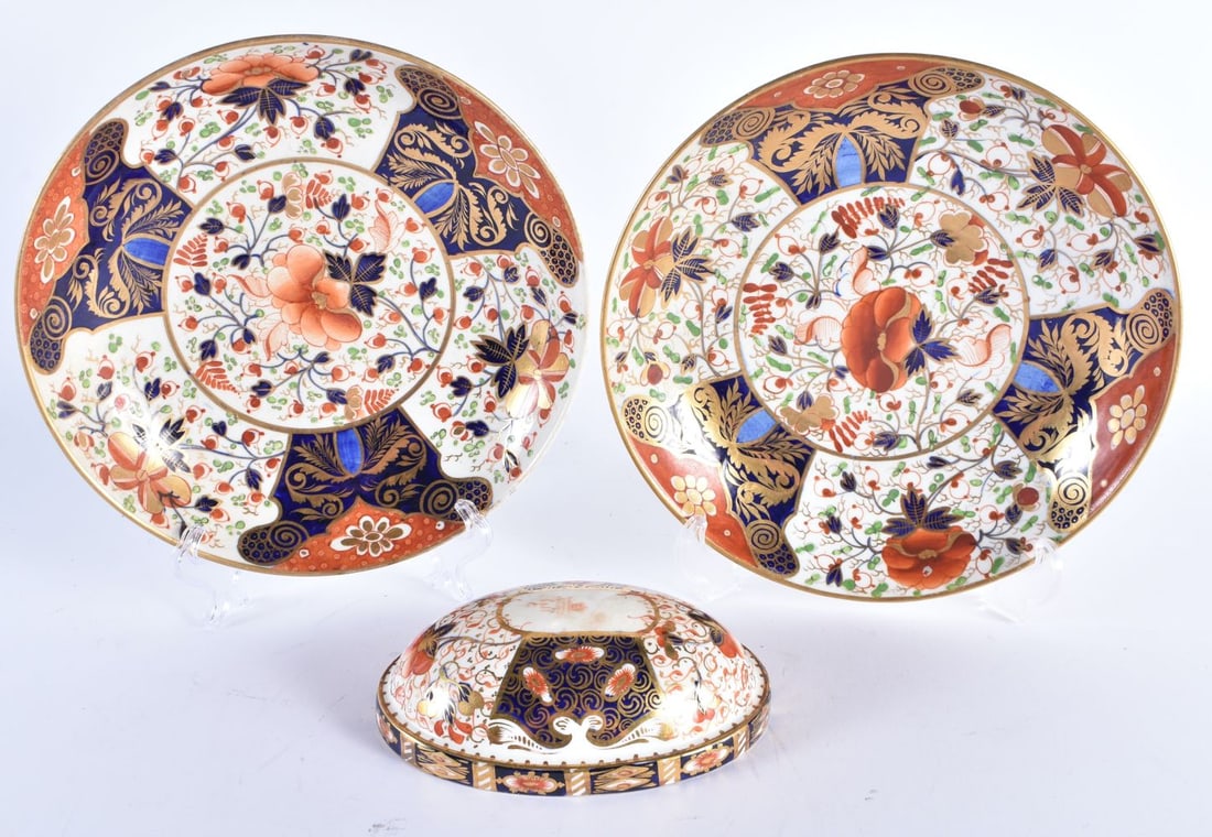 TWO EARLY 19TH CENTURY DERBY IMARI DISHES together a Davenport dish. Largest 21 cm diameter. (3) (1 of 7)