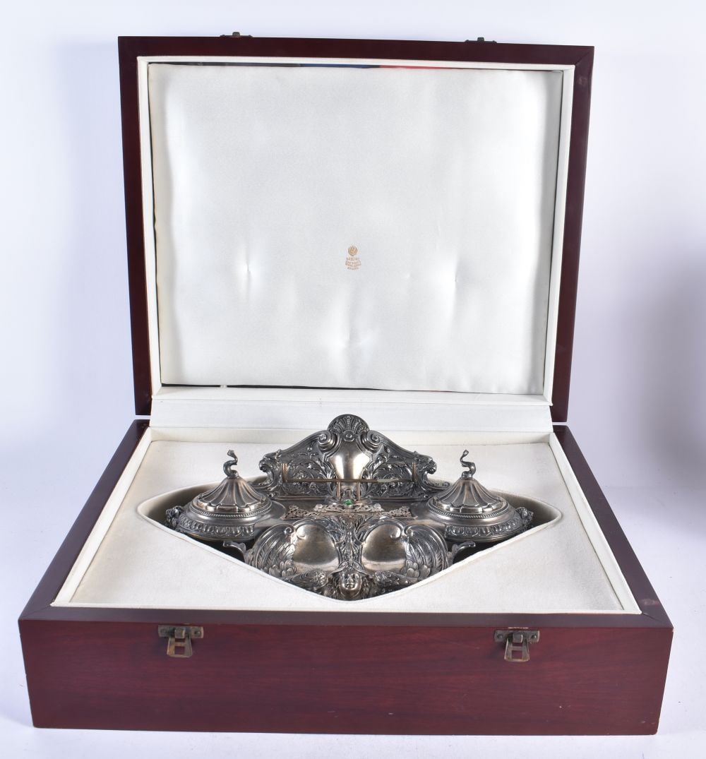 A LOVELY CONTINENTAL SILVER DESK STAND within original fitted case. 608 grams. 30 cm x 22cm. (1 of 4)
