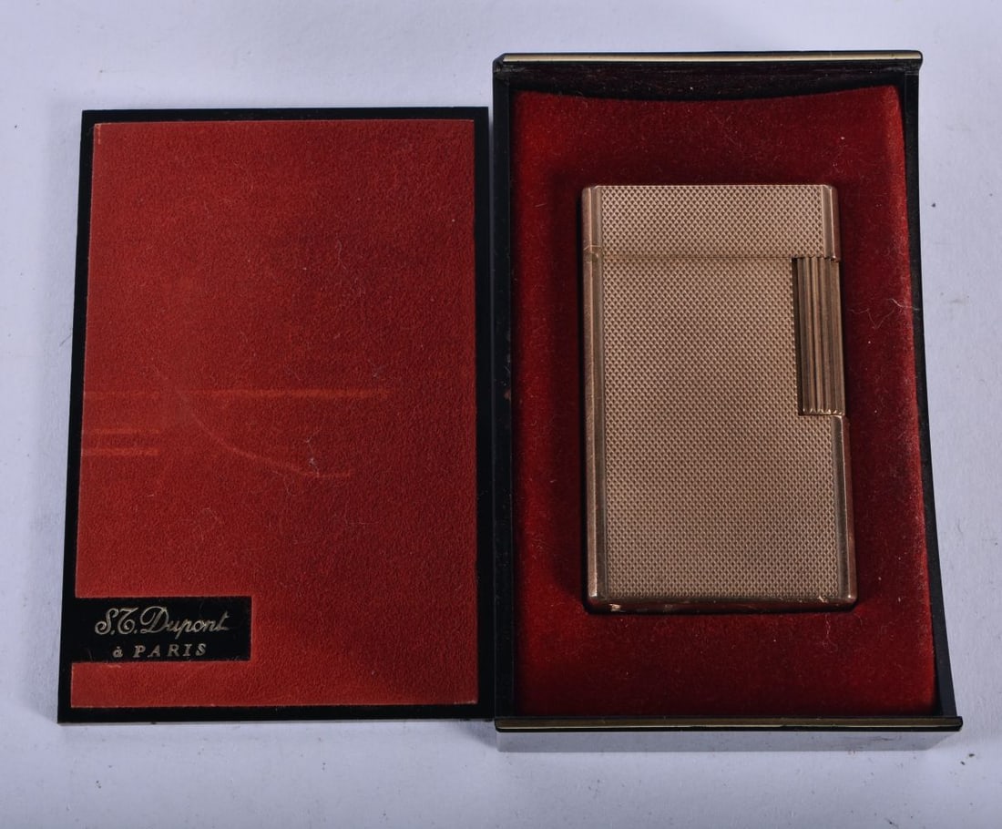 S.T. DUPONT, lighter, gold plated, signed S. T. Dupont PARIS made in France, numbered 768AF.? 5.8cm (1 of 3)