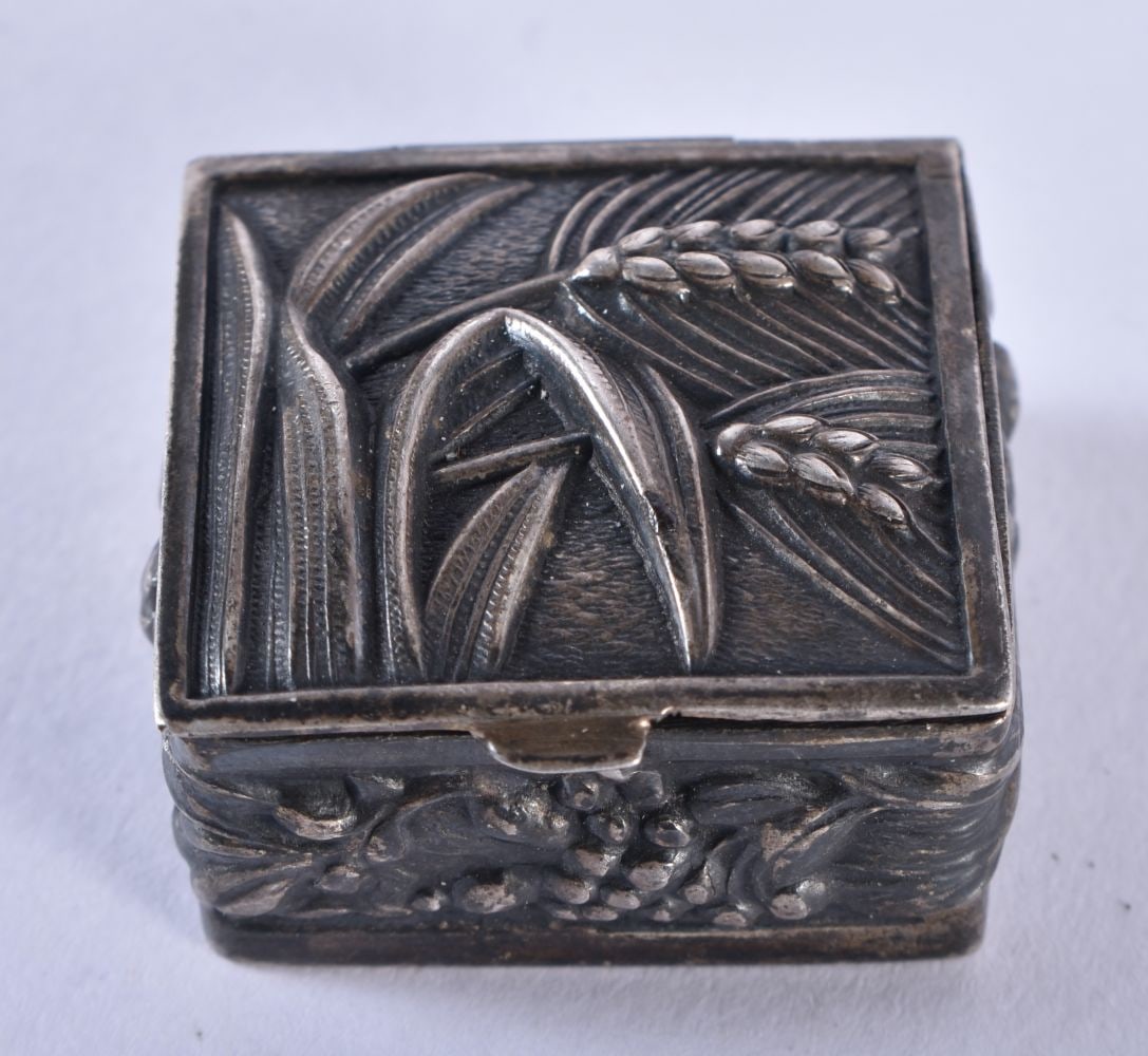 A SILVER PILL BOX. 13.1 grams. 2.75 cm square.: A SILVER PILL BOX. 13.1 grams. 2.75 cm square.