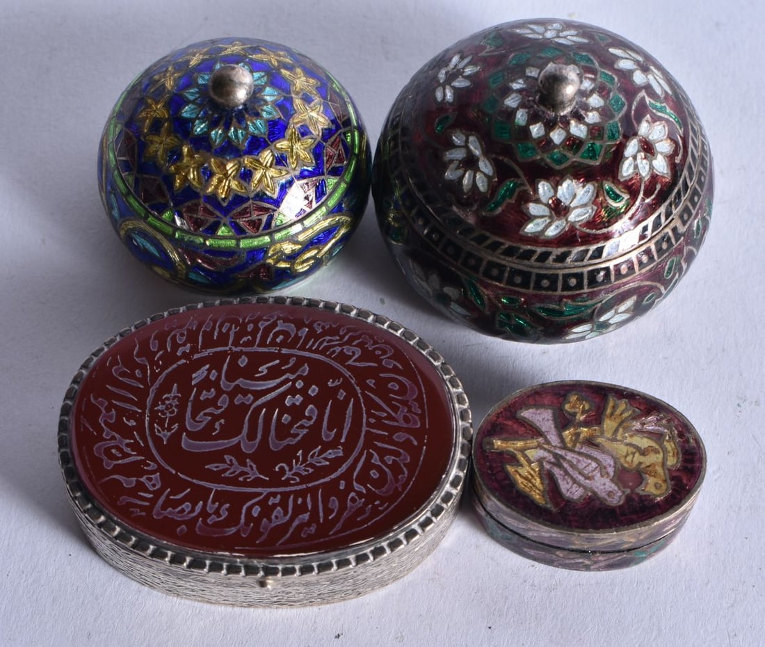 4 x .900 & .950 silver pill / trinket boxes inc enamel etc. 108.7 grams. Largest 4.5cm wide. (4): 4 x .900 & .950 silver pill / trinket boxes inc enamel etc. 108.7 grams. Largest 4.5cm wide. (4)