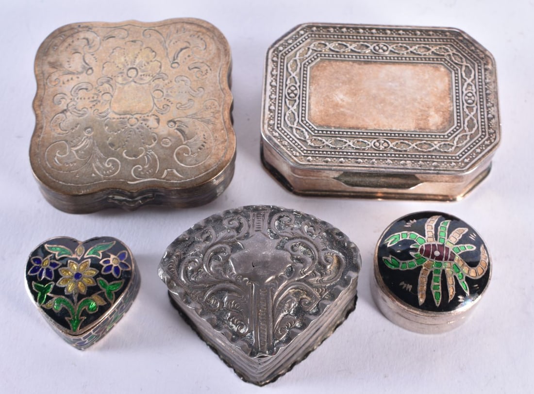 5 x Antique / Vintage Hallmarked .925 Sterling Silver Pill / Trinket Boxes. 97 grams. Largest 10 cm: 5 x Antique / Vintage Hallmarked .925 Sterling Silver Pill / Trinket Boxes. 97 grams. Largest 10 cm x 5.25 cm. (5)
