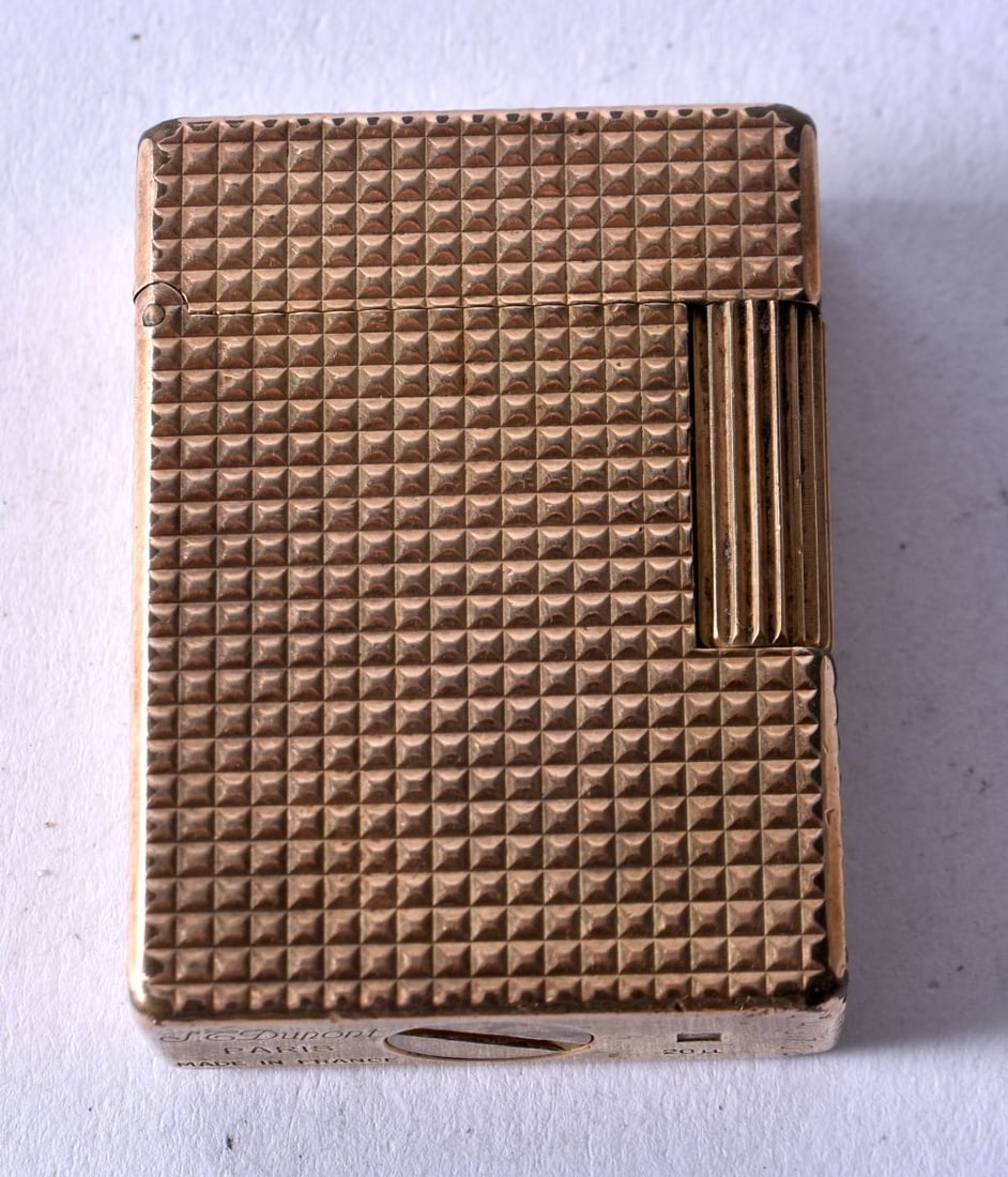 S.T DUPONT Paris Gold Plated Cigarette Lighter. 84 grams. 4.25 cm x 3 cm.: S.T DUPONT Paris Gold Plated Cigarette Lighter. 84 grams. 4.25 cm x 3 cm.