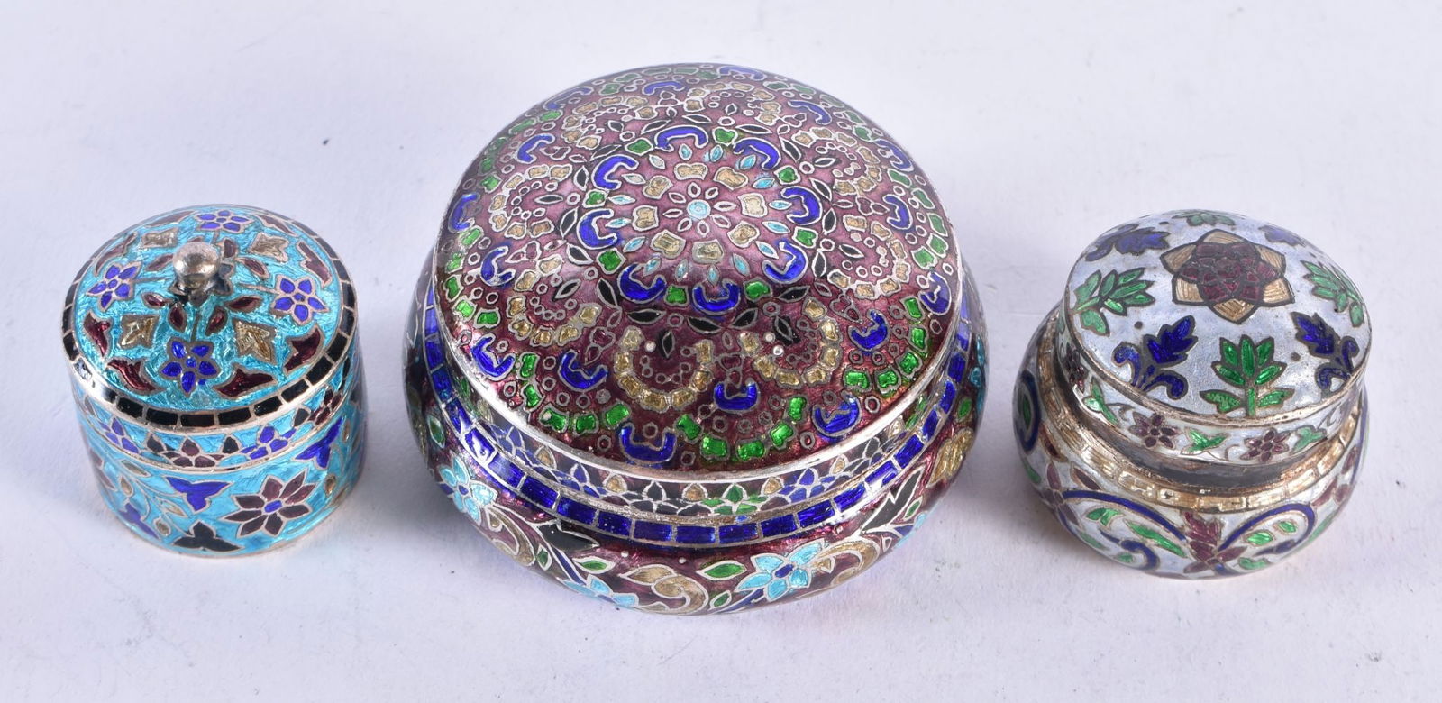 3 x .925 sterling enamelled pill / trinket boxes. 128.3 grams. Largest 6.75 cm wide. (3): 3 x .925 sterling enamelled pill / trinket boxes. 128.3 grams. Largest 6.75 cm wide. (3)