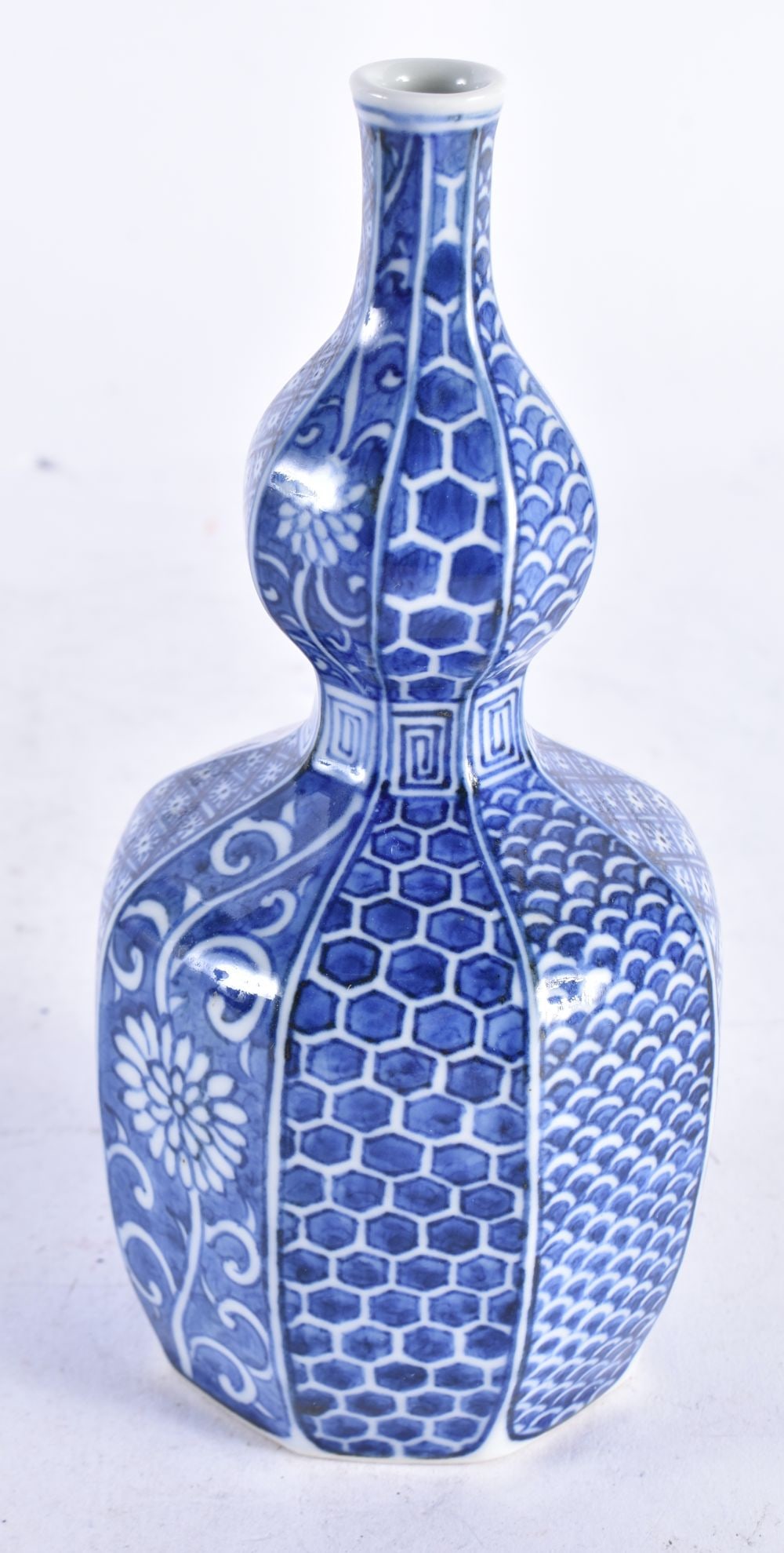 AN 18TH/19TH CENTURY JAPANESE EDO PERIOD BLUE AND WHITE PORCELAIN GOURD VASE. 17 cm high.: AN 18TH/19TH CENTURY JAPANESE EDO PERIOD BLUE AND WHITE PORCELAIN GOURD VASE. 17 cm high.