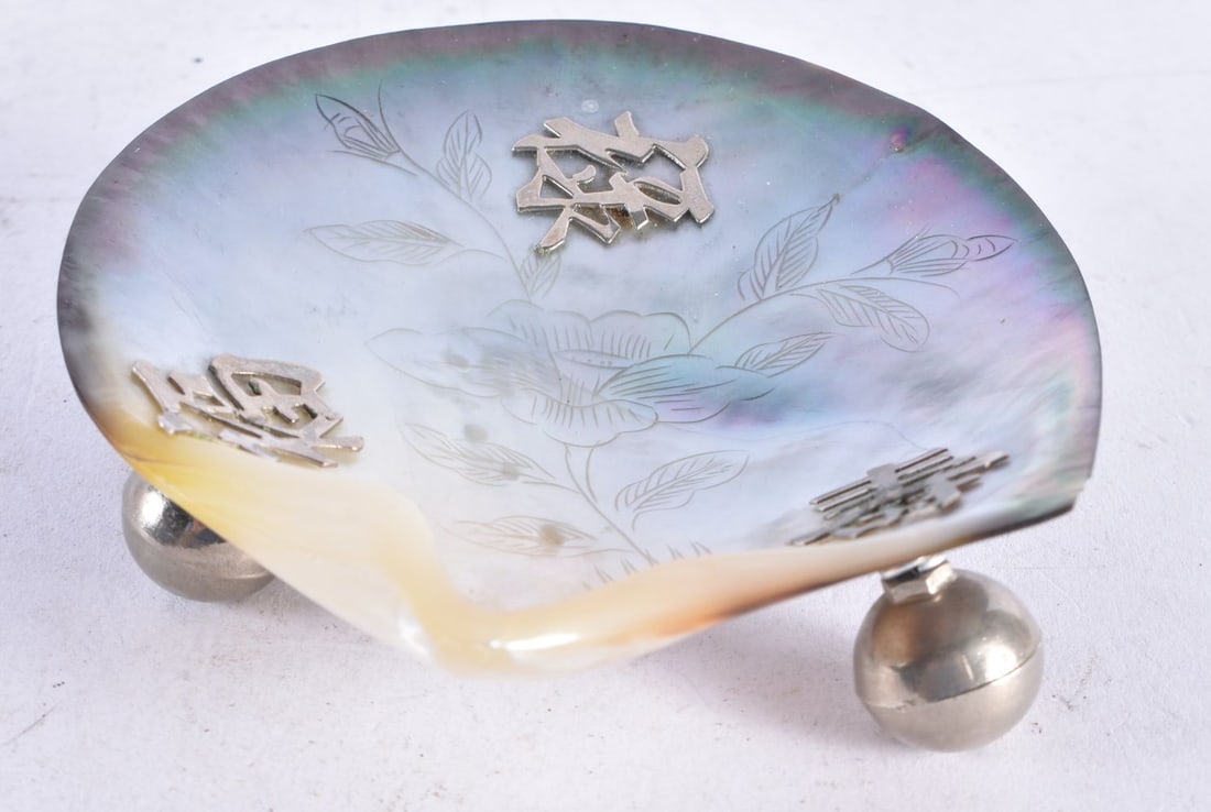 A LATE 19TH CENTURY CHINESE SILVER MOUNTED CARVED MOTHER OF PEARL SHELL Late Qing. 10 cm x 8 cm. (1 of 3)