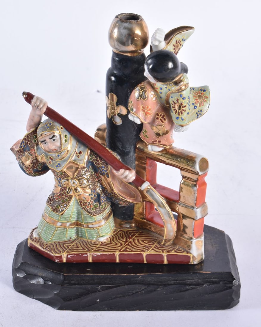AN EARLY 20TH CENTURY JAPANESE MEIJI PERIOD SATSUMA FIGURAL GROUP modelled as a samurai and figure b: AN EARLY 20TH CENTURY JAPANESE MEIJI PERIOD SATSUMA FIGURAL GROUP modelled as a samurai and figure by a post. 22cm x 14 cm.