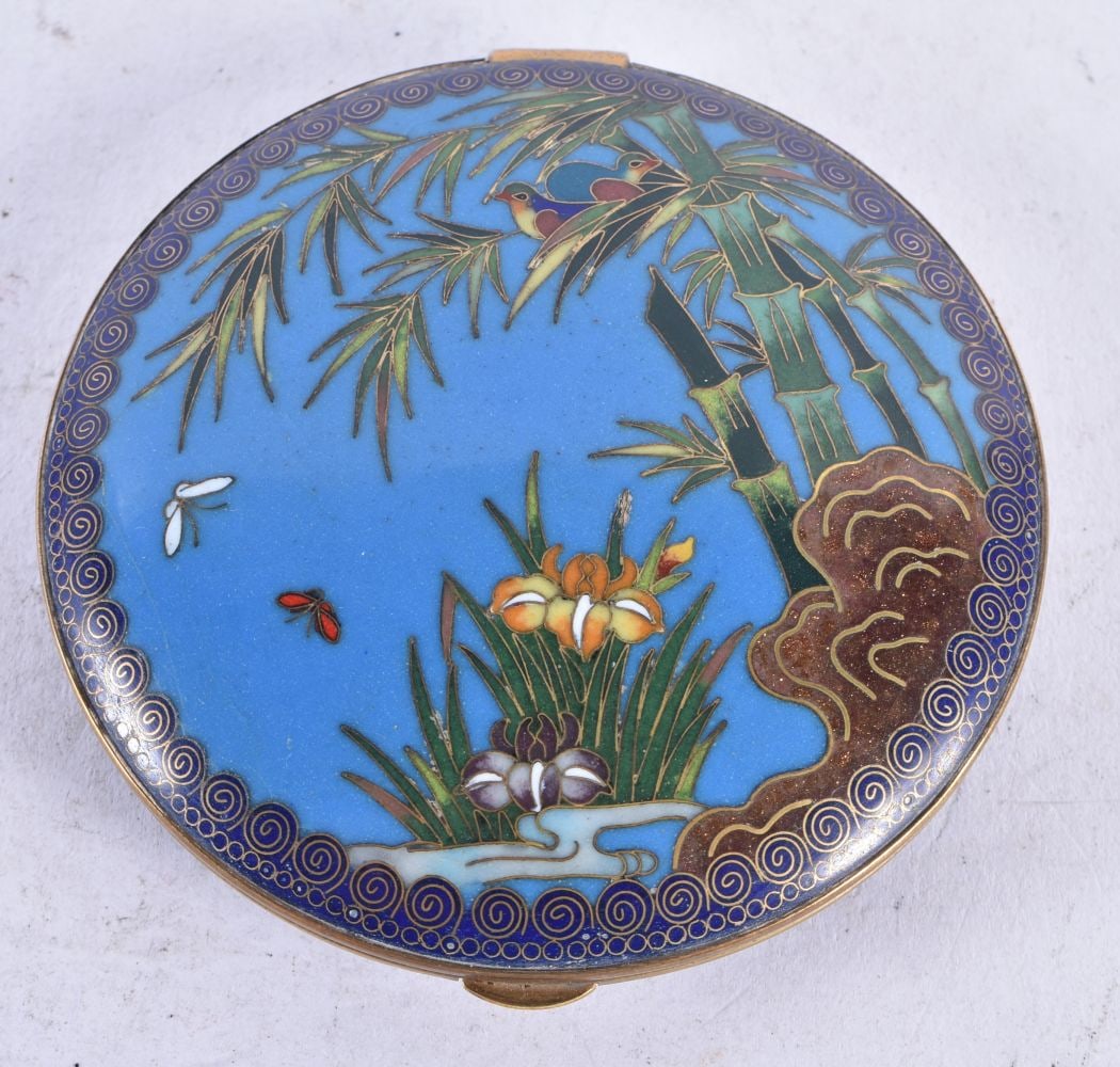 A FINE EARLY 20TH CENTURY JAPANESE MEIJI PERIOD CLOISONNE ENAMEL COMPACT decorated in gold wire with: A FINE EARLY 20TH CENTURY JAPANESE MEIJI PERIOD CLOISONNE ENAMEL COMPACT decorated in gold wire with birds amongst foliage. 7.5cm diameter.
