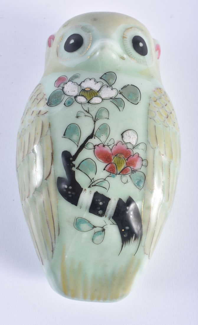 AN UNUSUAL LATE 19TH CENTURY JAPANESE MEIJI PERIOD CELADON OWL WALL POCKET painted with flowers. 18: AN UNUSUAL LATE 19TH CENTURY JAPANESE MEIJI PERIOD CELADON OWL WALL POCKET painted with flowers. 18 cm x 10 cm.