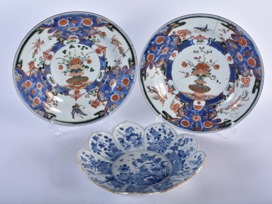 THREE 17TH CENTURY CHINESE EXPORT PORCELAIN PLATES Kangxi. 23 cm wide. (3) (1 of 6)