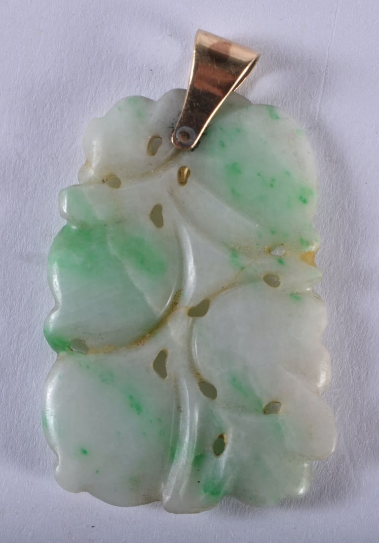 A CHINESE GOLD MOUNTED JADEITE PENDANT Qing. 5cm x 3 cm.: A CHINESE GOLD MOUNTED JADEITE PENDANT Qing. 5cm x 3 cm.