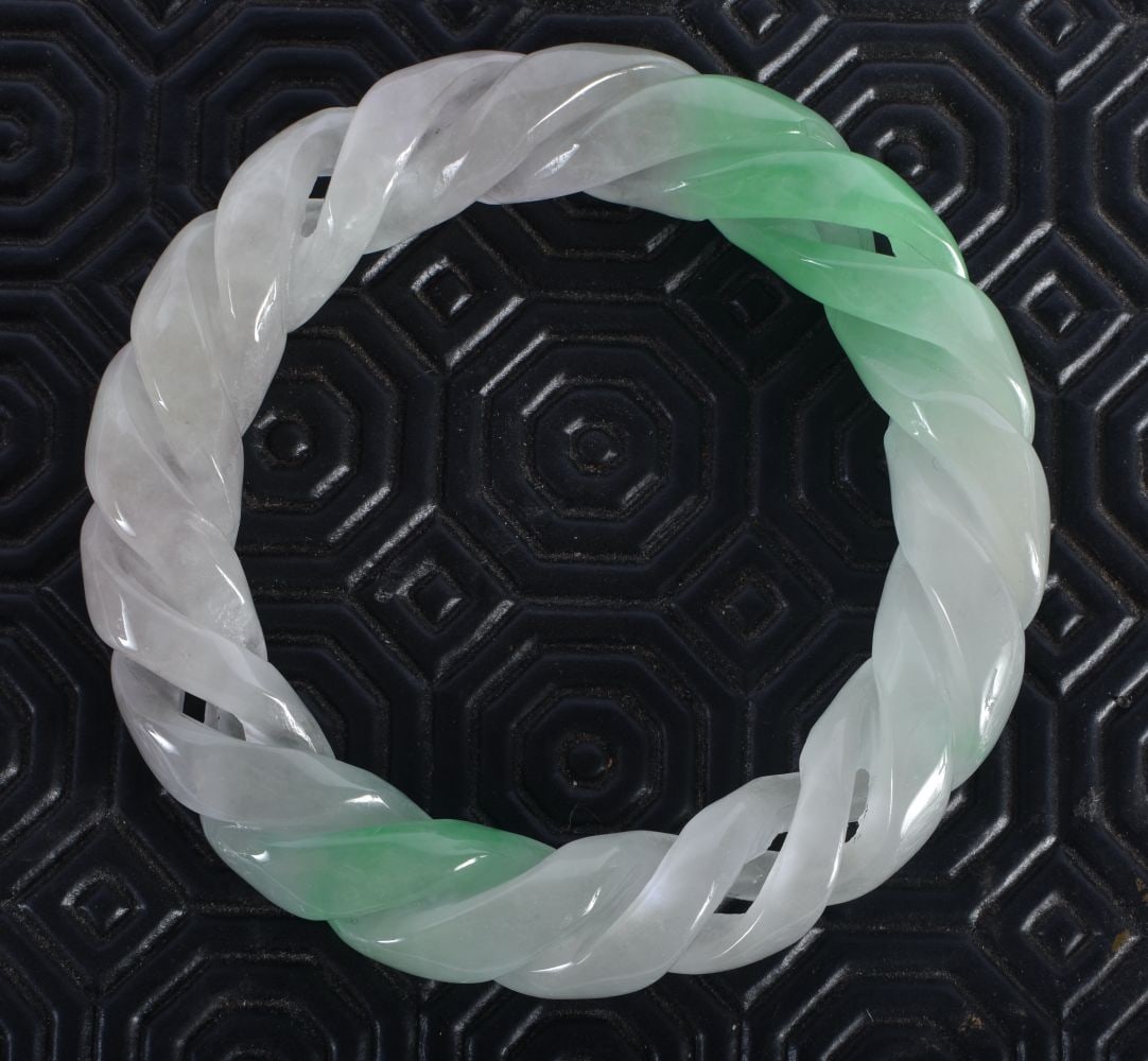 A CHINESE JADE TWIST BANGLE 20th Century. 75.6 grams. 6 cm wide.: A CHINESE JADE TWIST BANGLE 20th Century. 75.6 grams. 6 cm wide.