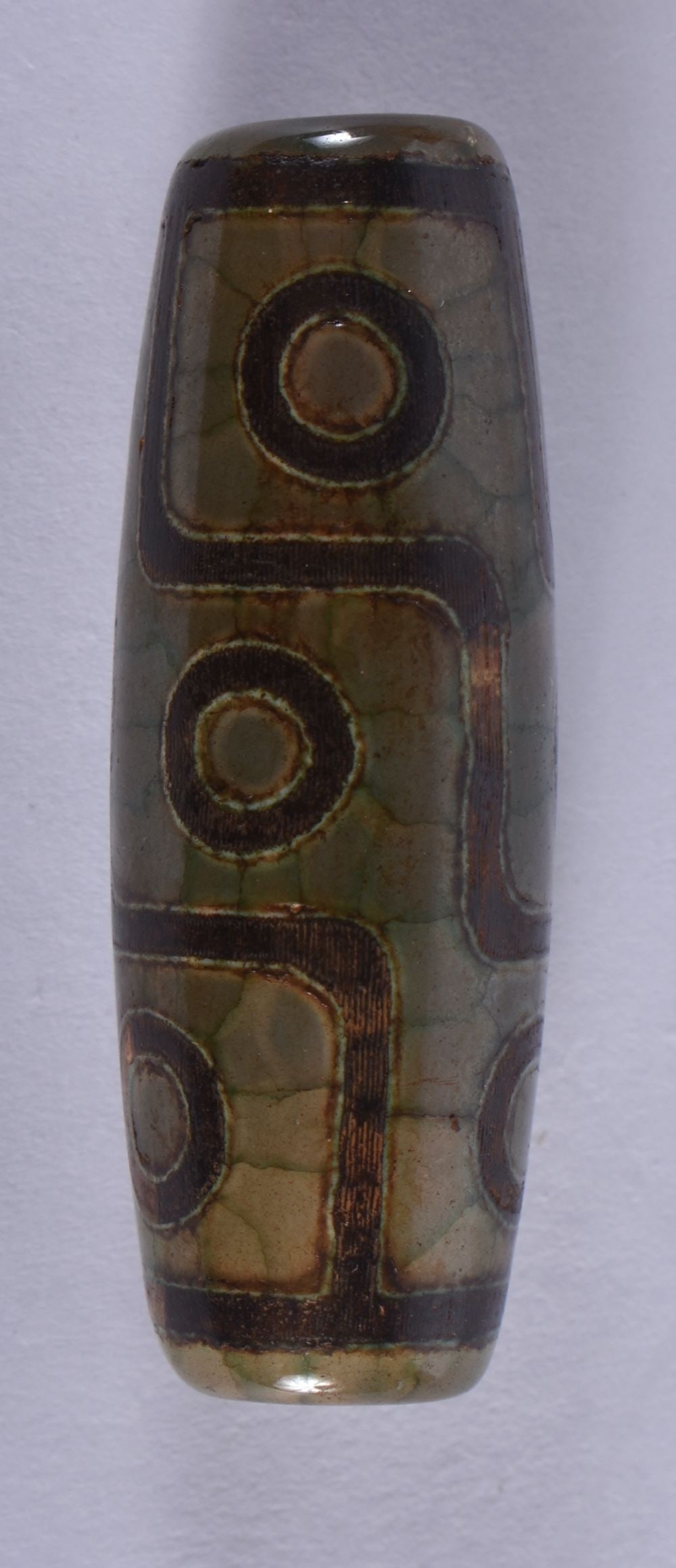 A TIBETAN ZHU BEAD 20th Century. 12.2 grams. 4 cm long.: A TIBETAN ZHU BEAD 20th Century. 12.2 grams. 4 cm long.