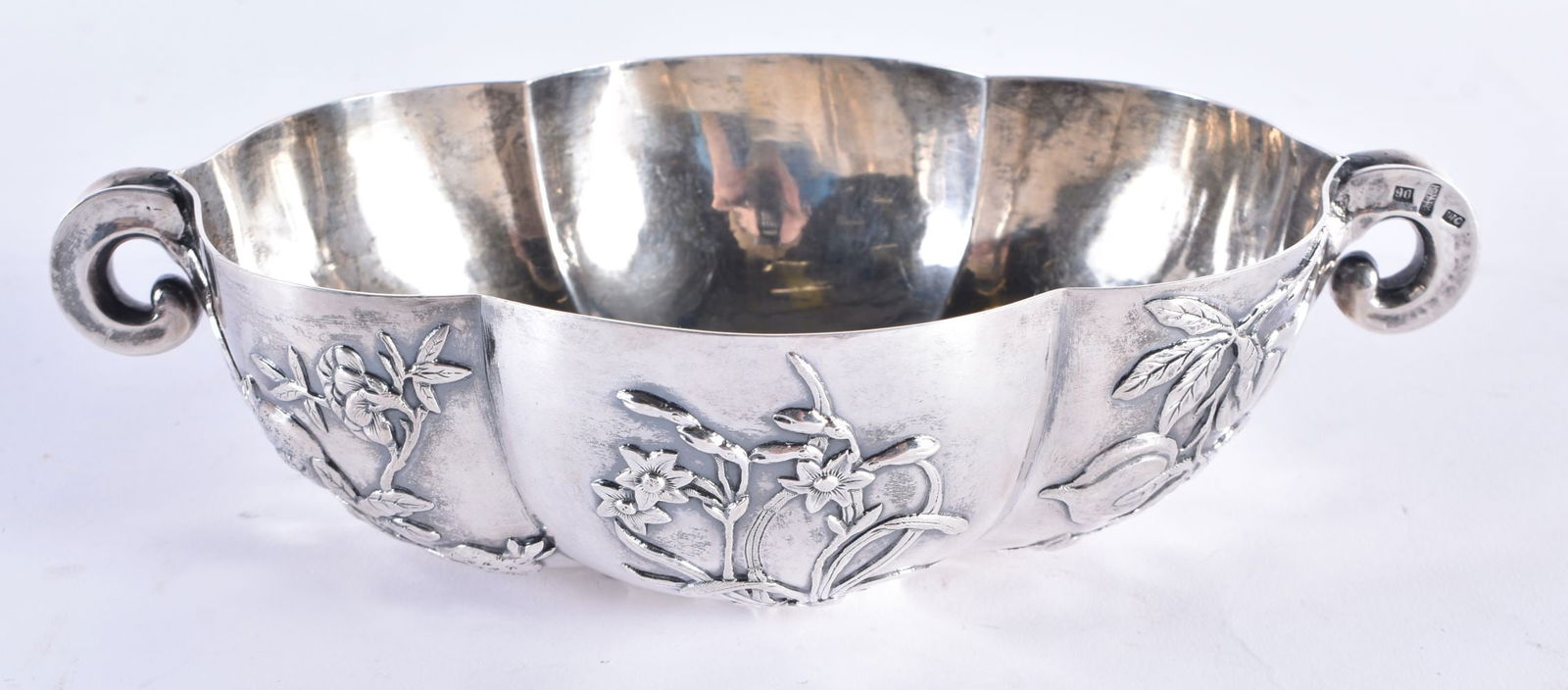 A LOVELY 19TH CENTURY CHINESE EXPORT TWIN HANDLED SILVER BOWL Qing. 429 grams. 20.5cm x 12.75 cm. (1 of 4)