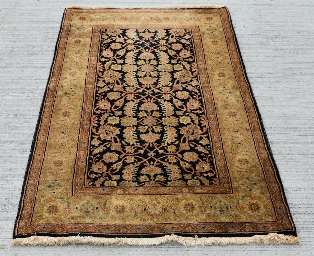 A small woolen Persian rug 158 mx 89 cm.: A small woolen Persian rug 158 mx 89 cm.