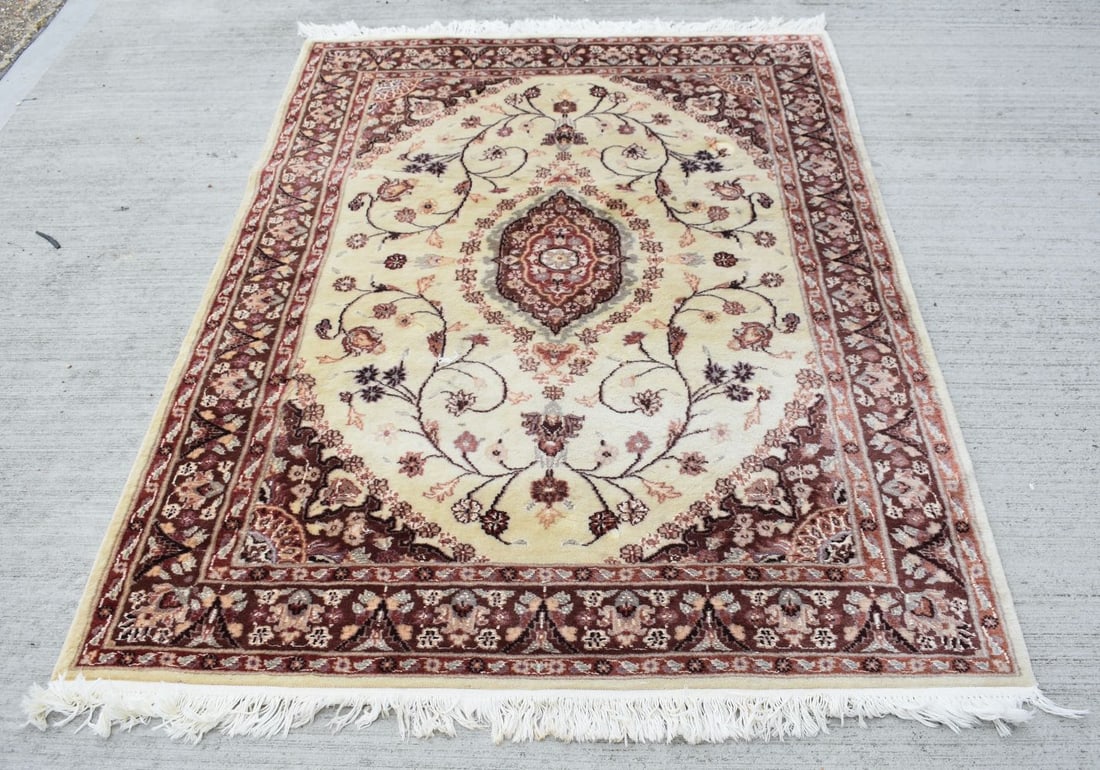 A small Persian rug 182 x 127 cm. (1 of 5)