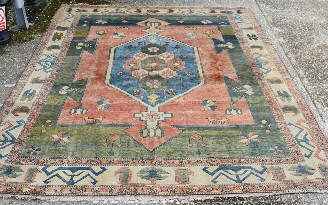 A large Oriental rug  386 x 300 cm (1 of 5)