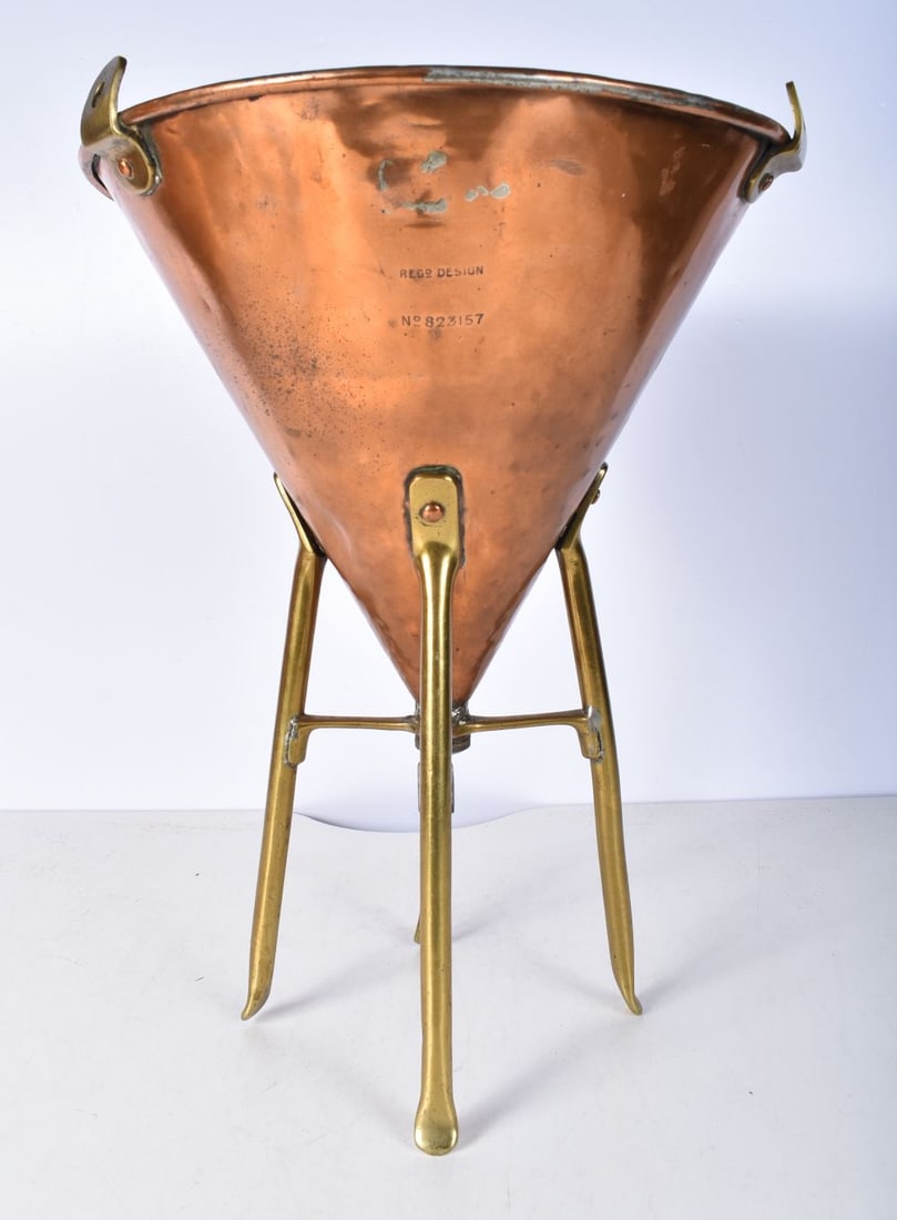 A vintage brass and Copper piston funnel 40 x 30 cm: A vintage brass and Copper piston funnel 40 x 30 cm