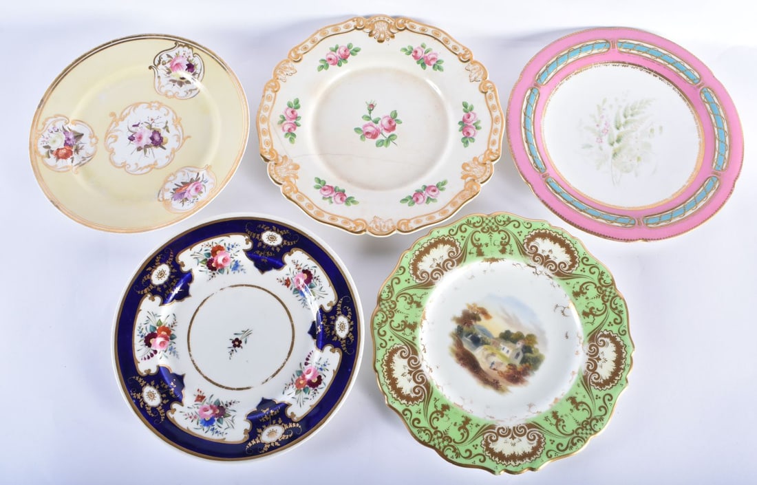 THREE EARLY 19TH CENTURY CHAMBERLAINS WORCESTER PLATES together with another similar & a later armor (1 of 9)