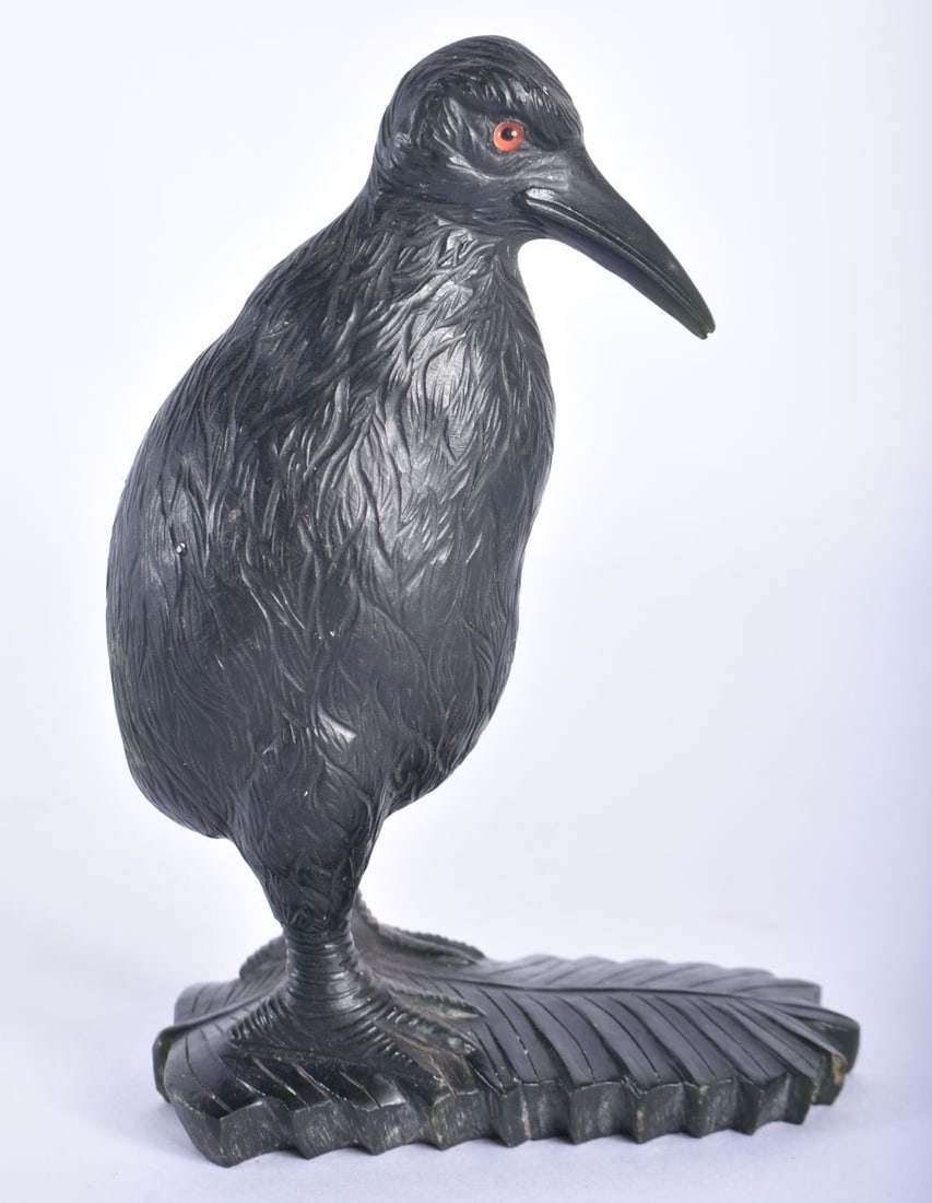 A CARVED STONE FIGURE OF A NEW ZEALAND KIWI BIRD. 11 cm high. (1 of 5)