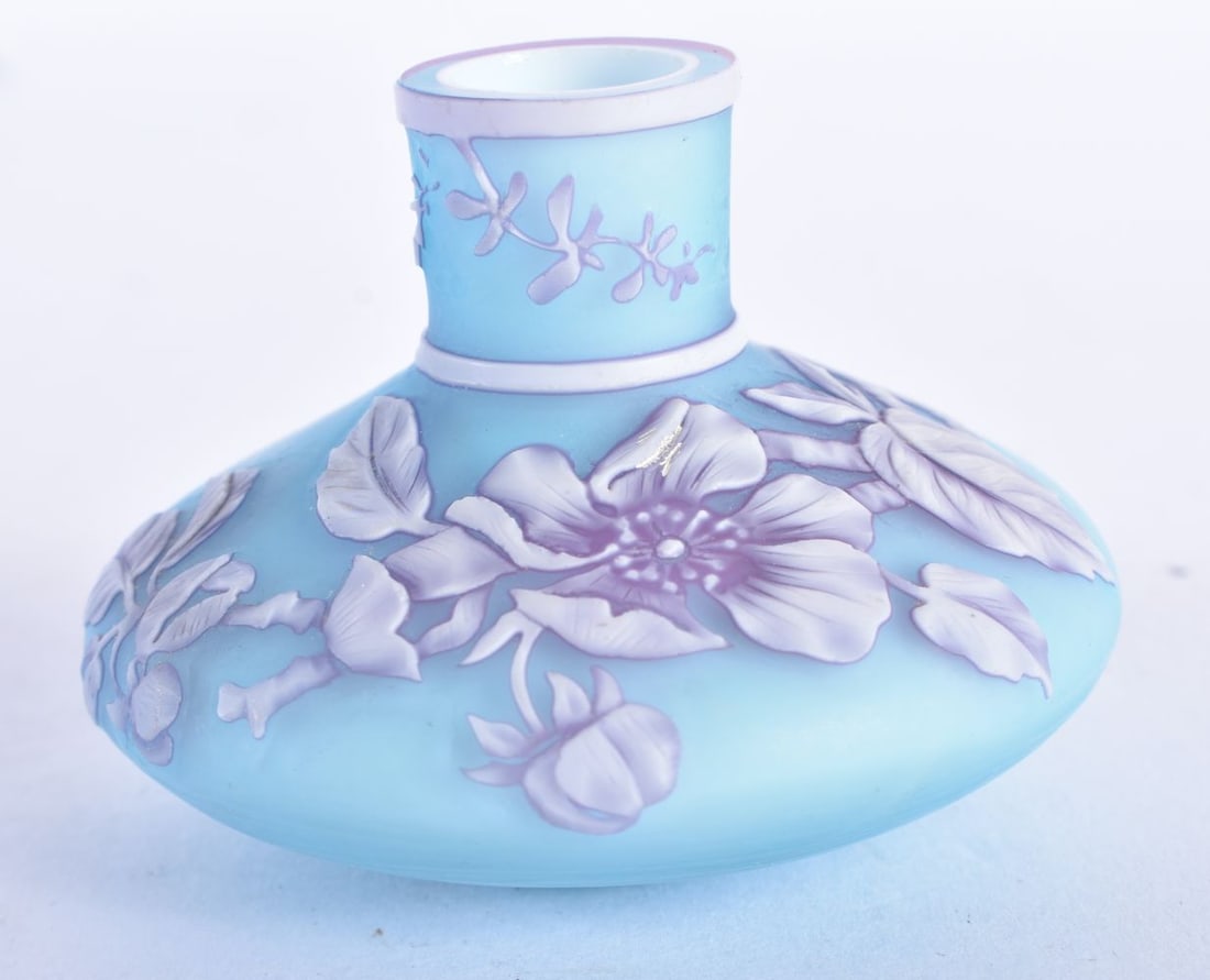 A FINE MINIATURE 19TH CENTURY CAMEO GLASS VASE beautifully enamelled in relief with puce tinted foli: A FINE MINIATURE 19TH CENTURY CAMEO GLASS VASE BY THOMAS WEBB beautifully enamelled in relief with puce tinted foliage. 5.25 cm high. Note: This company was formed in 1836 by Thomas Webb, whose first