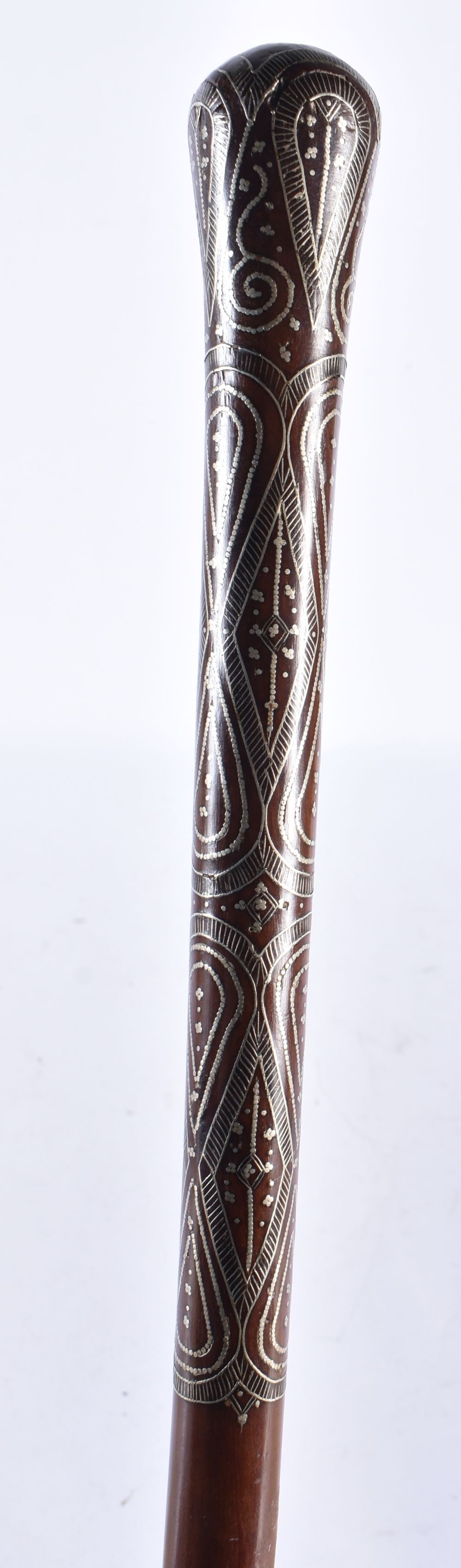 A FINE 19TH CENTURY SILVER INLAID CARVED WOOD WALKING CANE. 83 cm long. (1 of 6)