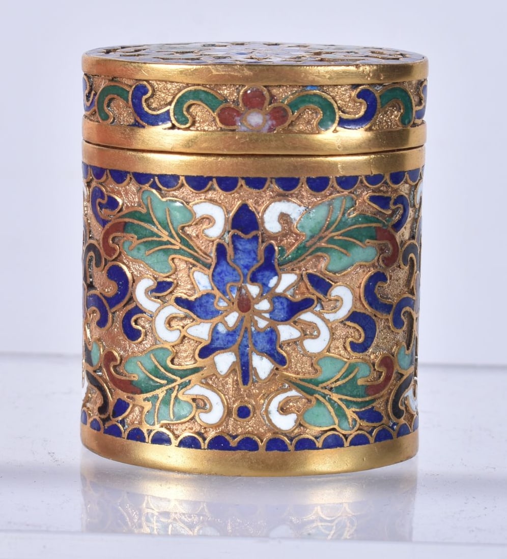 A CHINESE CLOISONNE ENAMEL BOX AND COVER. 4.5 cm x 3.5 cm. (1 of 3)