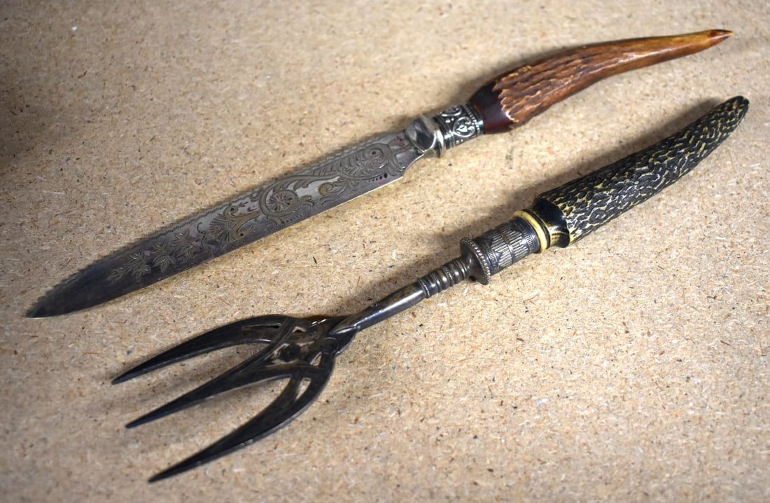 An Antique Horn Handled Toasting Fork together with a Horn Handled Carving Knife.  Longest 25cm (2) (1 of 2)