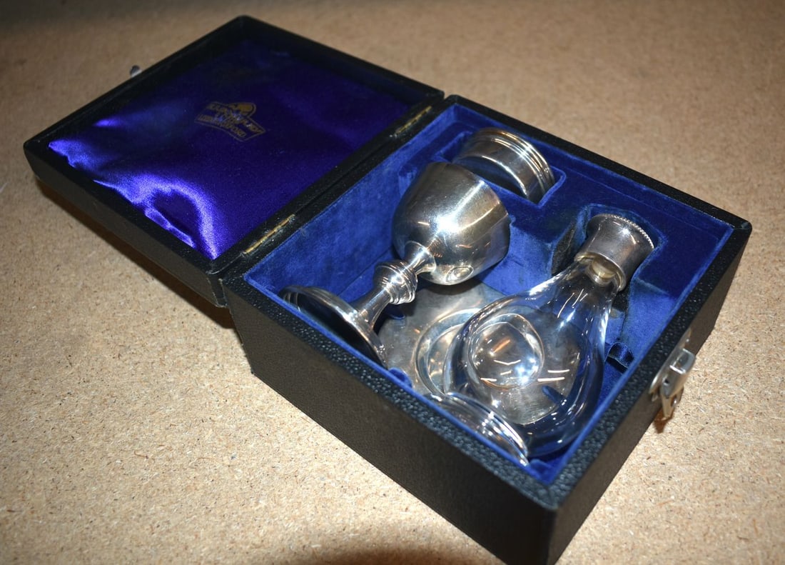 Antique Solid Silver Cased Travelling Communion Set Catholic by AR Mowbray & Co Ltd of London & Oxfo: Antique Solid Silver Cased Travelling Communion Set Catholic by AR Mowbray & Co Ltd of London & Oxford.? Hallmarked London 1963.? Cup 8cm high